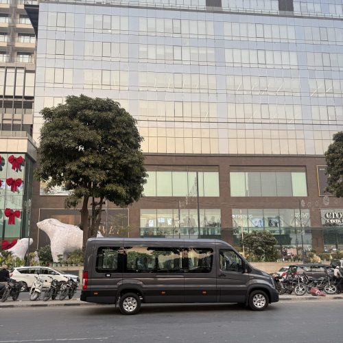 Chandigarh to Shimla Taxi Service Luxury Maharaja Force Urbania on Rent in Chandigarh